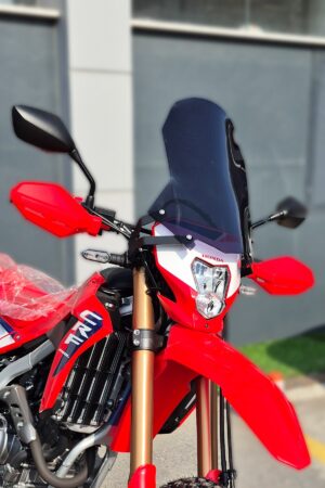 Honda CRF250L füme tur camı siperlik 2023 2024 2025 uyumlu sol ön görünüş