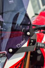 Honda CRF250L füme tur camı siperlik 2023 2024 2025 uyumlu sağ ön yakın görünüş