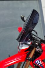 Honda CRF250L füme tur camı siperlik 2023 2024 2025 uyumlu sağ ön görünüş 2